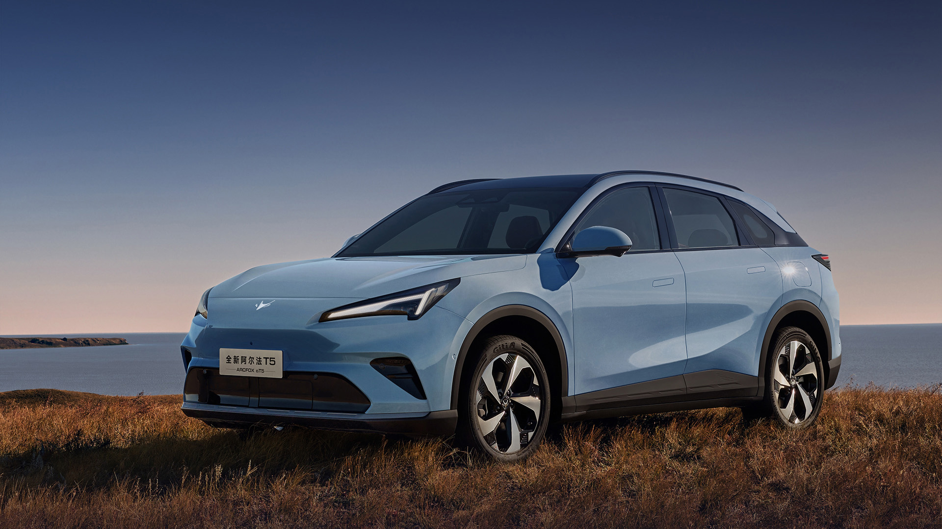 Гибридный автомобиль Arcfox T5 PHEV
